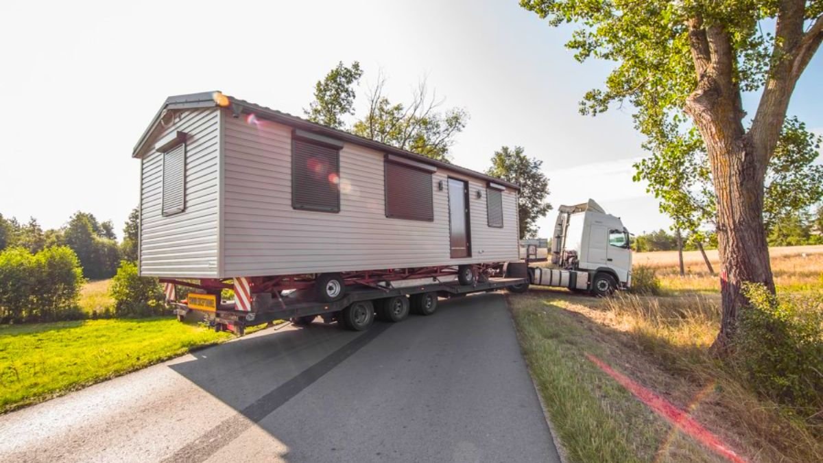 Mobil-home à sortir en cours de transport